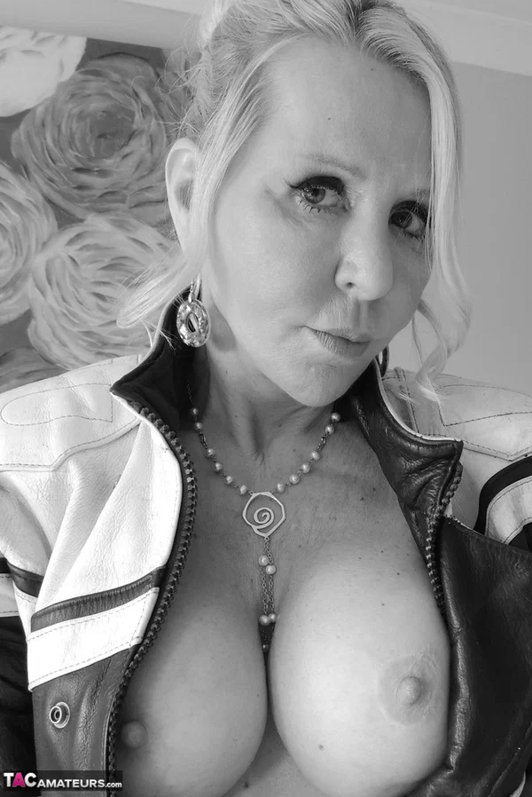 Mature blonde Emerald masturbates with a sex toy on top of a bed  - Mature, Leather, Lingerie, Pussy, Masturbation, Big Tits, Dildo, Stockings, Boots, Amateur  - Photo 2