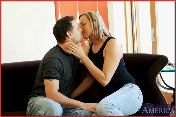 Blond MILF Joey Lynn takes hardcore fucking in her geust room  - MILF, Jeans, Hardcore, Facial, Reality, Cumshot, Kissing, Cum In Mouth, Blowjob, Pussy  - Photo 5