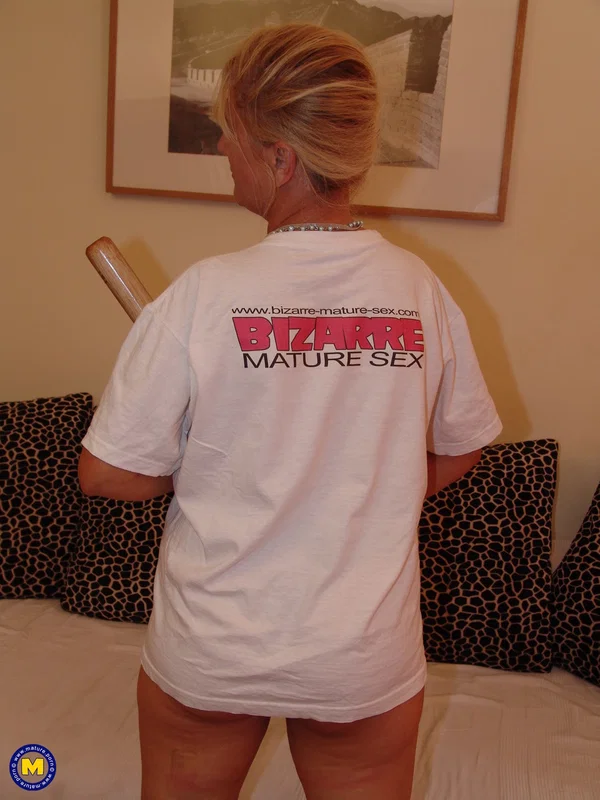 European mature Petunia slides a baseball bat in her twat & tastes a guy's pee  - Mature, Pissing, Fetish, Saggy Tits, Bath, Masturbation, Wet, European, Amateur, Big Tits  - Photo 1