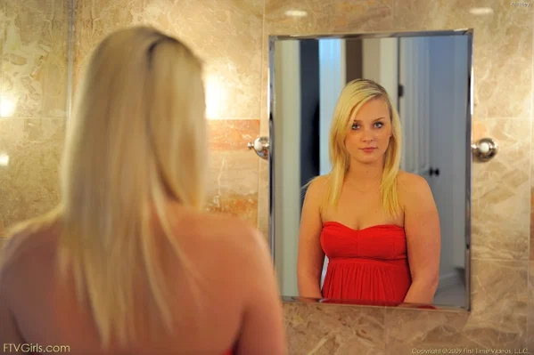 Glamorous babe Whitney fucks her pussy with a hair brush in the bathroom  - Fetish, Massage, Amateur, Beautiful, Glamour, Spreading, Feet, Pussy, Babe, Solo  - Photo 5