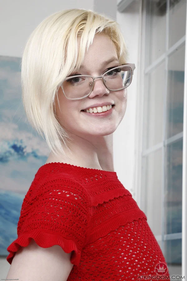 Nerdy blonde Pearl Sinclair gets rid of her clothes and spreads her hot pussy  - Short Hair, Amateur, Pale, Pussy, Petite, Big Clit, Glasses, Feet, Spreading, Anal Gape  - Photo 1