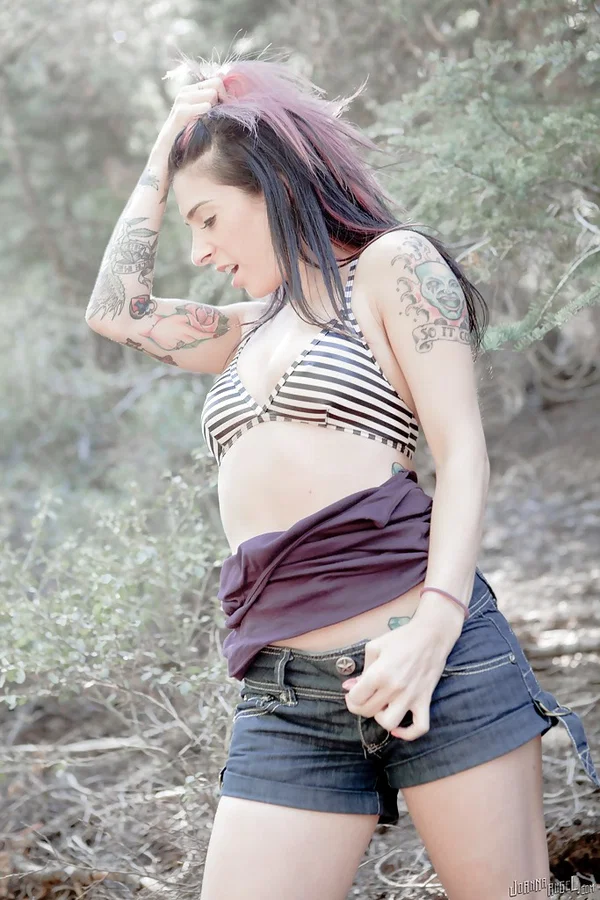 Astounding amateur milf Joanna Angel is masturbating outdoors  - Amateur, MILF, Tattoo, Shorts, Arab, Ass, Masturbation, Pussy, Close Up, Clothed  - Photo 4