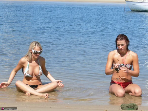 Blonde girl Aussie Jewel takes off her bikini top while at the beach  - Beach, Public, Bikini, Big Tits, Outdoor, Amateur, Glasses, Natural Tits, Wet, Blonde  - Photo 4