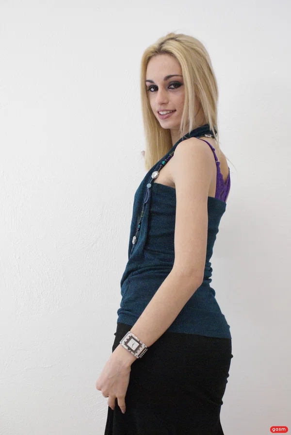 Blonde amateur Erica Fontes poses seductively in a tight dress and high heels  - Photo 11