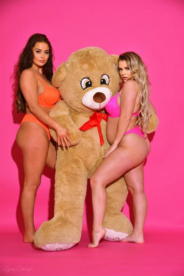 British chick Lycia Sharyl and her lesbian girlfriend get butt naked  - Bikini, Chubby, Curvy, British, BBW, Thick, Cute, Big Tits, Teen, Amateur  - Photo 6