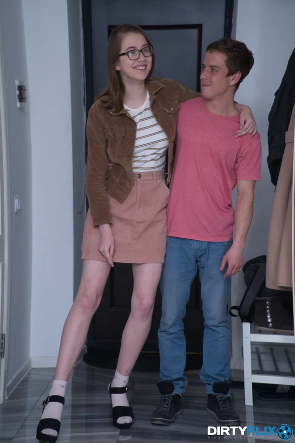 Amateur nerd Eliza Thorne loses her virginity with her short boyfriend  - College, Outdoor, Glasses, Teen, Massage, Cowgirl, Deepthroat, Cute, Pussy, European  - Photo 4