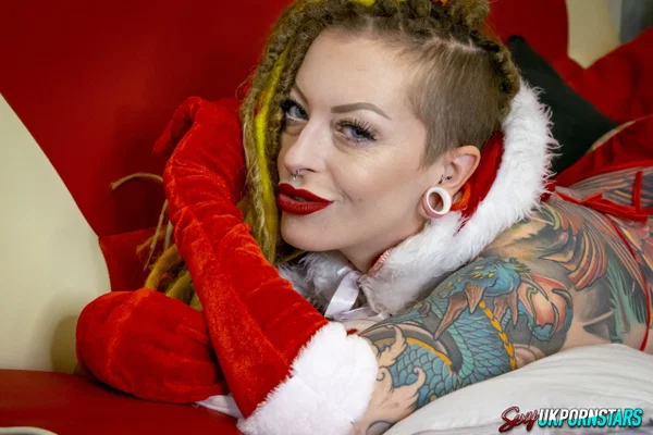 Inked girl Piggymouth sports brightly coloured dreadlocks during an Xmas shoot  - Christmas, Tattoo, MILF, Fetish, Nipples, Pornstar, Babe, Pussy, Stockings, Piercing  - Photo 14