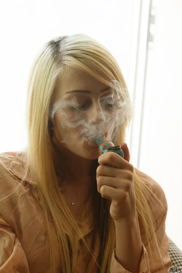 Amateur babe Dahlia Polk hits a pipe before showing her lovely big tits  - Smoking, Piercing, Skinny, Undressing, Petite, Nipples, Blonde, Panties, Close Up, Shaved  - Photo 4