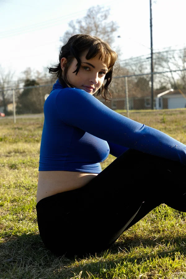 Brunette babe amateur Jenna Phillips teases with her ass in tights outdoors  - Amateur, Beautiful, Babe, Solo, Non Nude  - Photo 9