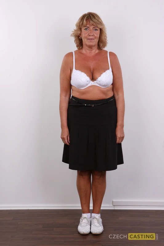Mature lady with big tits and a big ass removes her clothes to pose nude  - Mature, Curvy, Thick, Casting, Chubby, Close Up, Nipples, Ass, BBW, Face  - Photo 4