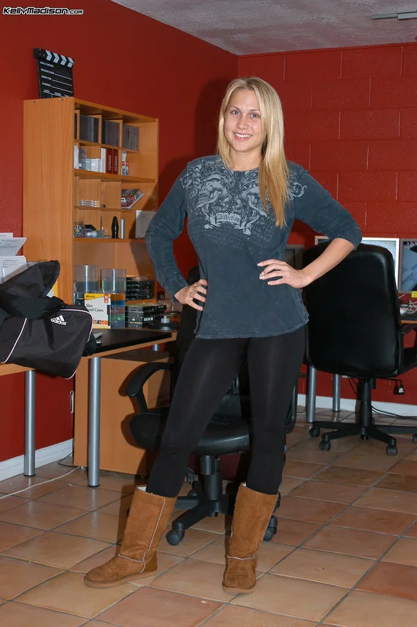 Blonde pornstar with big ass Alanah Rae flashes her big tits for the camera  - Photo 3