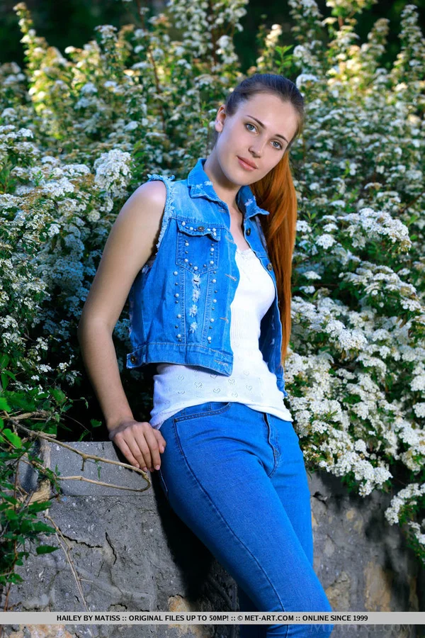 Nice teen Hailey holds her nice ass after stripping naked in the garden  - Outdoor, Ass, Pussy, Teen, Shaved, Jeans, Spreading, Legs, Tiny Tits, Babe  - Photo 1