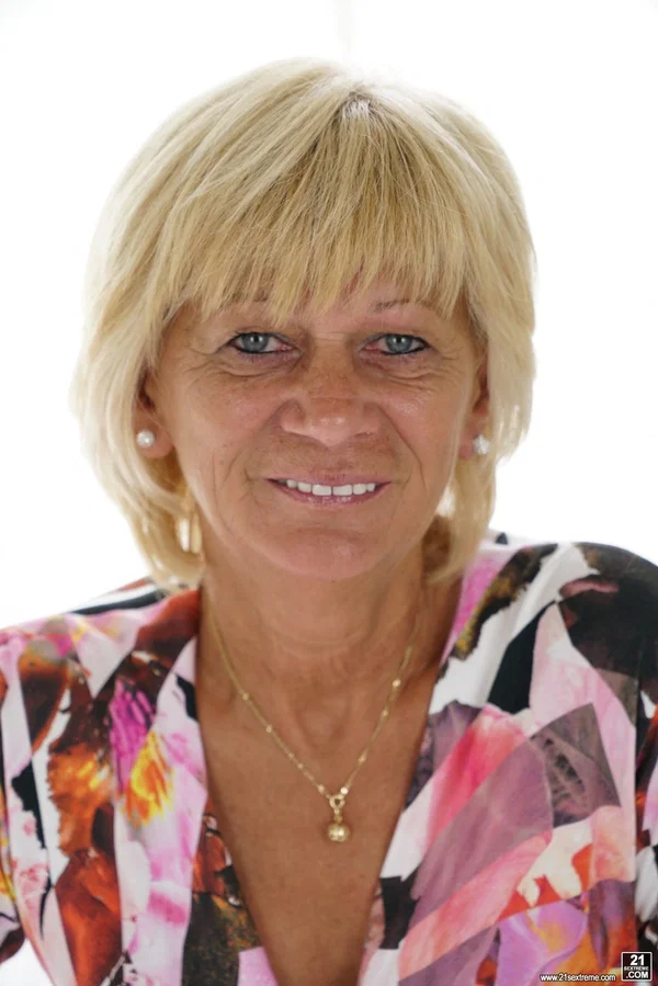 Old blonde granny Diane Sheperd shows her fine boobs and delicious butt  - Granny, Mature, Old Young, Short Hair, Non Nude, Feet  - Photo 1