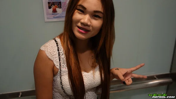Thai girl agrees to visit hotel room and pose for some non-nude photos  - Thai, Asian, Jeans, Amateur, Outdoor, Cute, Teen, Non Nude  - Photo 4