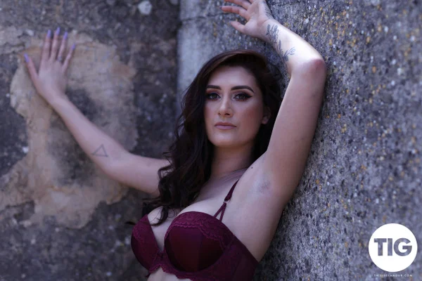Beautiful brunette babe Bonnie Lee reveals her fakes and poses outdoors  - Beautiful, Glamour, Babe, British, Solo, Model  - Photo 6