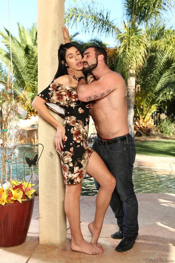 Barefoot tranny Alexa Scout has a hunk of man convinced that she is all woman  - Pornstar, Outdoor, Non Nude  - Photo 18