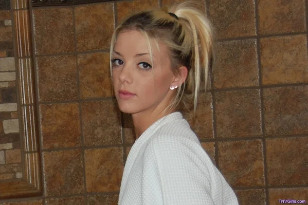 Sexy amateur teen Danielle strips her bathrobe and poses in her white panties  - Teen, Emo, Lesbian, Cute  - Photo 3