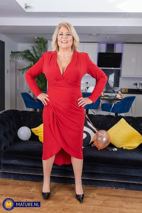Mature NL featuring Cassandra UK, The Irish Bull Naked Images  - Mature, Curvy, BBW, Chubby, Thick, Skirt, Clothed, European, Non Nude, Amateur  - Photo 4