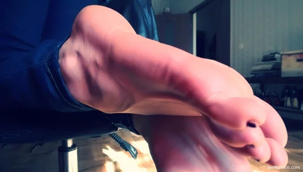 Brunette babe Lisa Dove shows her sweet toes up close in a foot fetish solo  - Feet, Pantyhose, Close Up, Stockings, Jeans, Outdoor, Brunette, Babe, Beautiful, Solo  - Photo 15