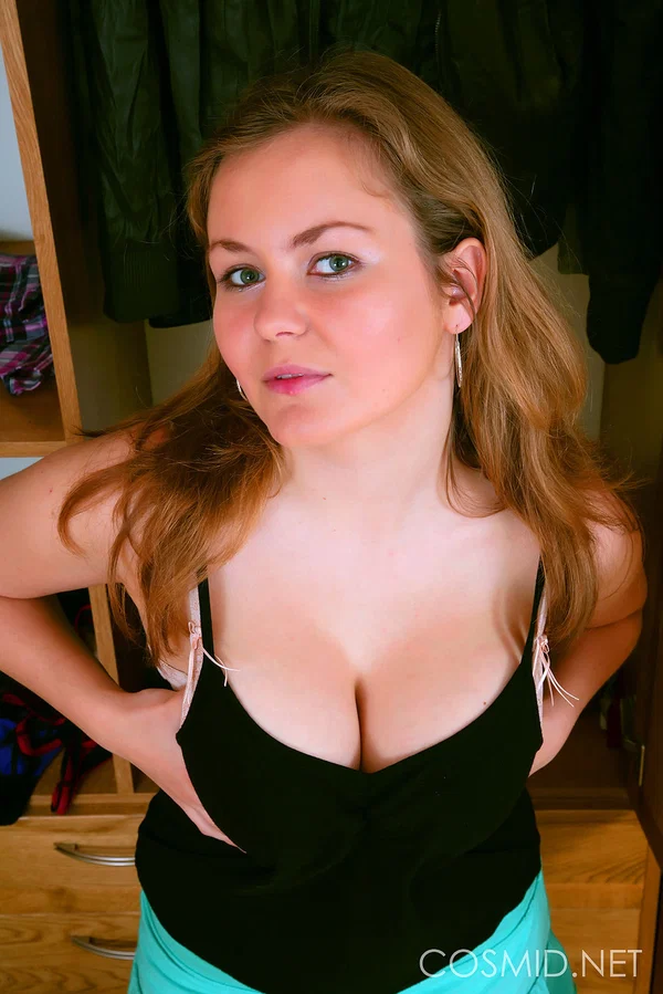 Appealing amateur Annette offers her naked big tits & flashes her smooth ass  - Amateur, Saggy Tits, Big Tits, MILF, Babe, Skirt, Nipples, Ass, Clothed, Legs  - Photo 3