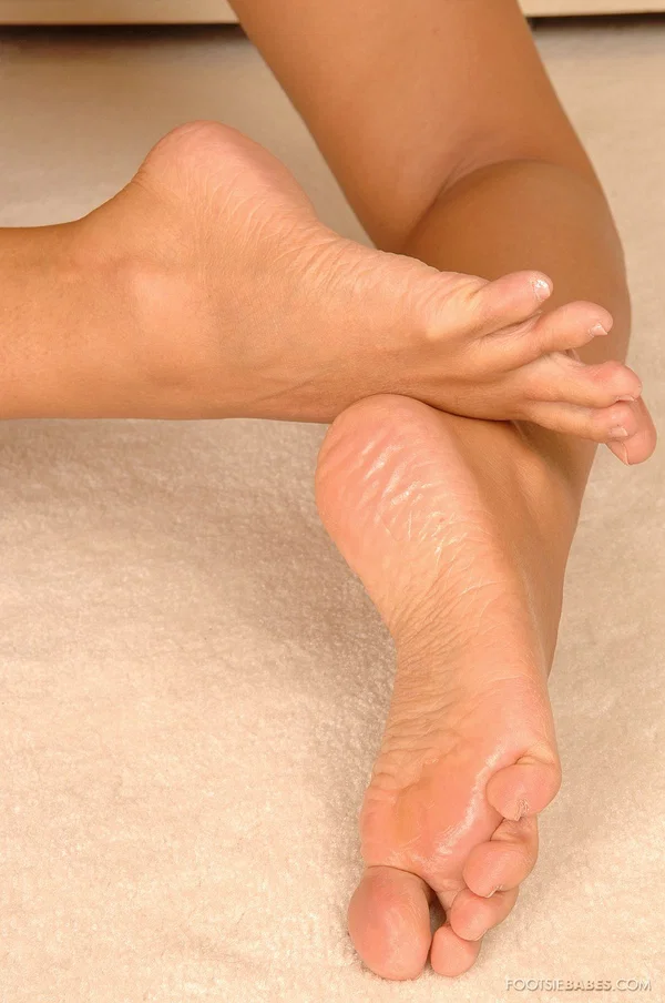 Petite babe in high heels Bridgett shows her sexy feet, ass and big tits  - Polish, MILF, Feet, Spreading, Mature, Blonde, Sandals, Hungarian, Fake Tits, Big Tits  - Photo 14