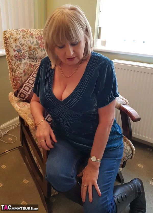 Busty UK blonde Lorna Blu fingers her shaved vagina on top of a bed  - Non Nude, MILF, Chubby, BBW, Curvy, Thick, Big Tits, Amateur, Pussy, Natural Tits  - Photo 19