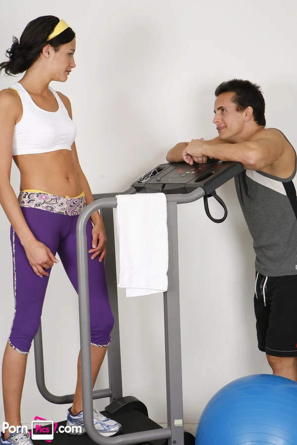 Barely-legal teen Eva Sinn seduces and fucks a trainer at the gym  - Pornstar, Brunette  - Photo 4