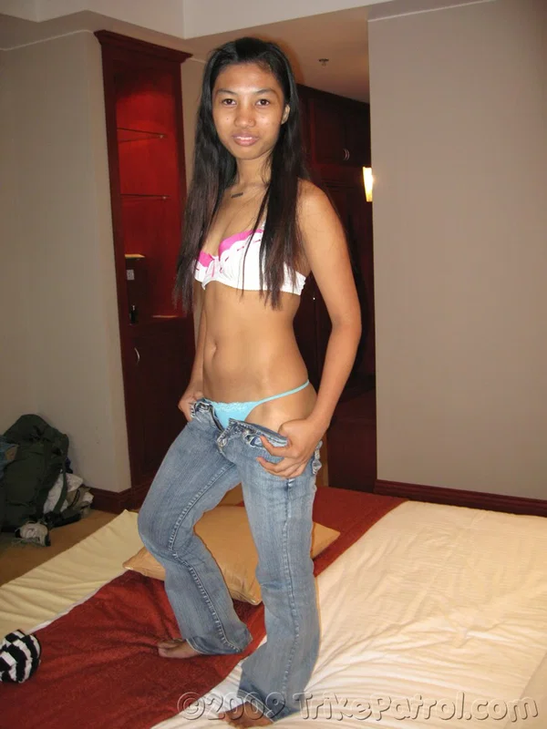 Filipino teen Chantel strips down and masturbates on camera in the hotel room  - Asian, Amateur, Spreading, Non Nude, Pussy  - Photo 7