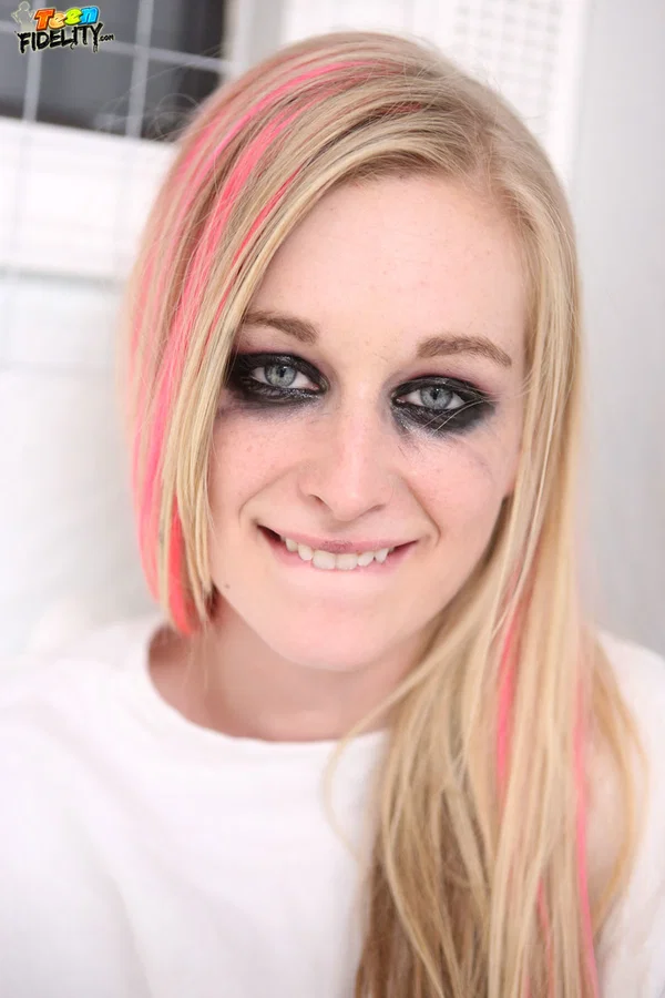 Slut Avril Vagine looks like her idol but is much more sexually-hungry  - Emo, Teen, Blonde, Clothed, Outdoor, Cute, Non Nude  - Photo 14