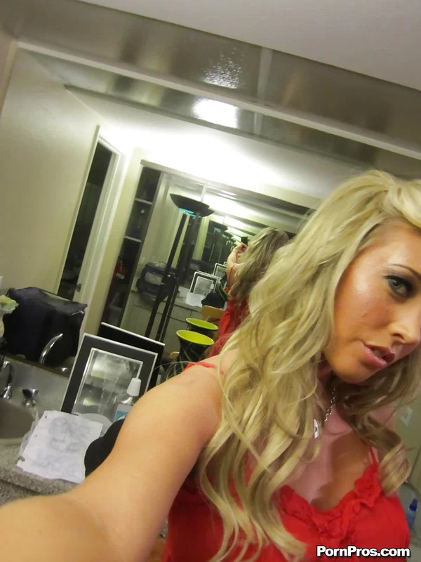 Blonde girlfriend Samantha Saint reveals her big tits and an excellent ass  - Selfie, Girlfriend, Clothed, Blonde, Babe, Shorts, Big Tits, Skirt, Undressing, Ass  - Photo 5