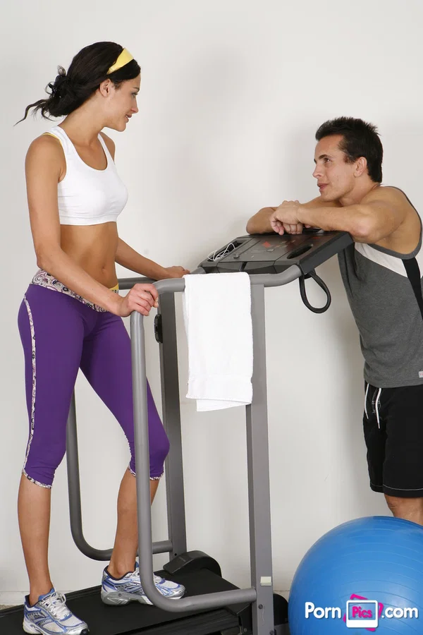 Barely-legal teen Eva Sinn seduces and fucks a trainer at the gym  - Pornstar, Brunette  - Photo 5