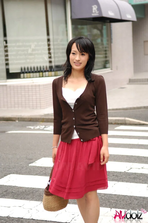 Japanese beauty Mio Kanna strolls downtown in a knee-length skirt  - Japanese, Asian, Non Nude, Teen, Skirt, Babe, Outdoor, Brunette, High Heels, Beautiful  - Photo 14