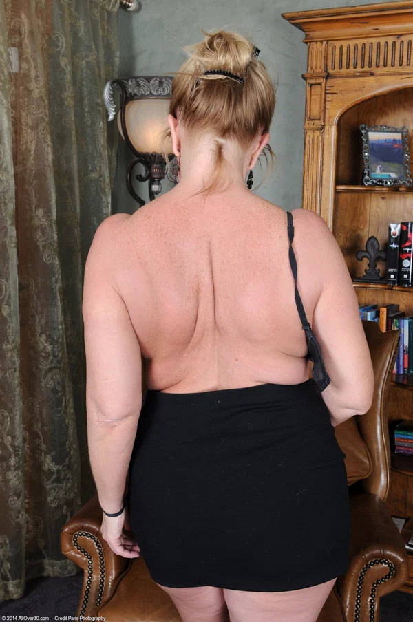 Hot MILF in black lingerie & heels Summer Sands unveils her tasty pierced muff  - Mature, MILF, Chubby, Thick, BBW, Curvy, Saggy Tits, Amateur, Close Up, Piercing  - Photo 10