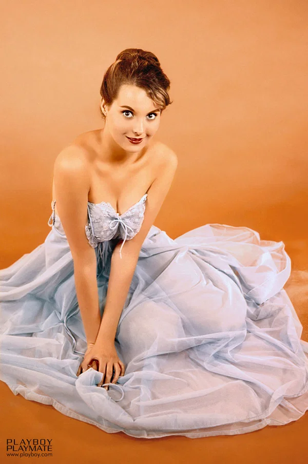 Solo model Clayre Peters strikes one alluring retro pose after another  - Granny, Centerfold, Beautiful, Babe, Solo, Brunette, Short Hair, Feet, Outdoor, Glamour  - Photo 10