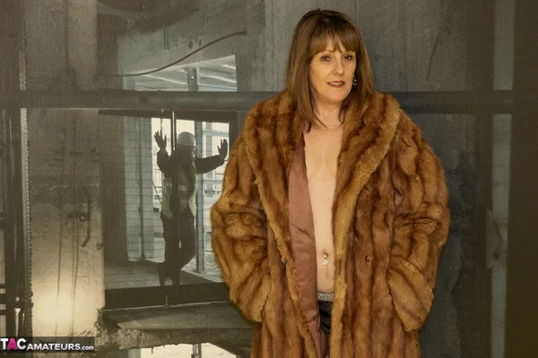 Middle-aged amateur Pandora flashes in a full-length fur coat and heels  - Amateur, Panties, High Heels, Tiny Tits, Legs, European, Brunette  - Photo 4