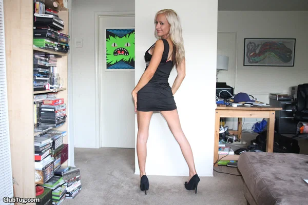 Sexy cougar Zoey Portland gladly gives a POV handjob while fully naked  - MILF, Cougar, Mom, Handjob, Amateur, Reality, High Heels, Fake Tits, POV, Blonde  - Photo 1
