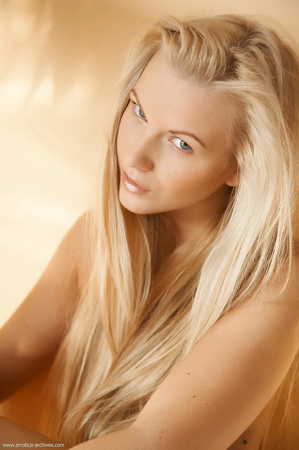 Beautiful naked babe Vanessa shows her trimmed pussy & her small tits  - Teen, Beautiful, Model, Glamour, Spreading, Pussy, Tiny Tits, Nipples, Feet, Armpit  - Photo 6