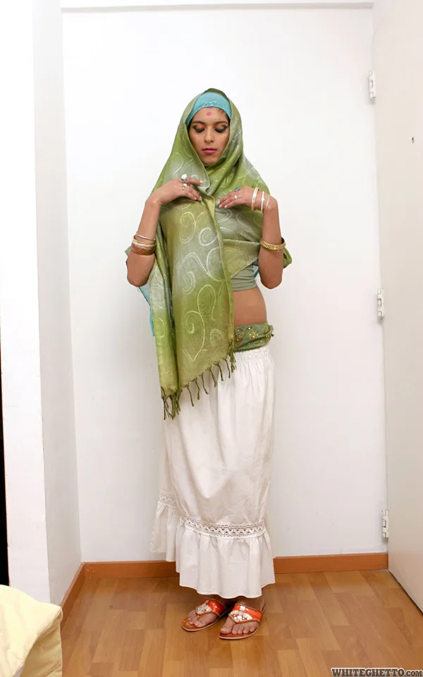 Pierced Indian solo model Tiziana posing non nude to flaunt her sexy body  - Indian, Non Nude, Clothed, Babe, Beautiful, Solo  - Photo 1