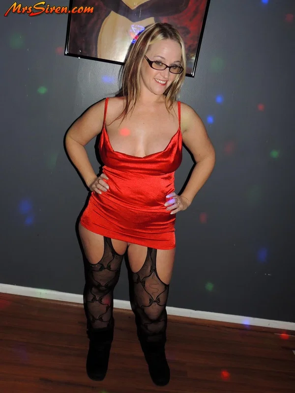Dirty blonde amateur Dee Siren rocks her big ass in sexy hosiery  - Mature, Chubby, MILF, BBW, Curvy, Ass, Thick, Upskirt, Spreading, Panties  - Photo 1