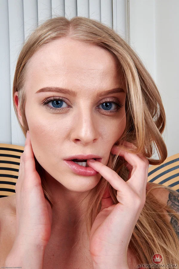 Amateur honey with blue eyes Paris White spreads her fuck holes in a solo  - Pussy, Amateur, Feet, Natural Tits, Face, Petite, Teen, Close Up, Blonde, Spreading  - Photo 5