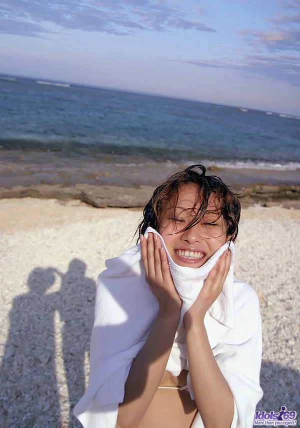 Japanese model Nao Yoshizaki goes skinny dipping while hanging at the beach  - Underwater, Japanese, Asian, Outdoor, Beach, Babe, Jeans, Legs, Ass, Solo  - Photo 5