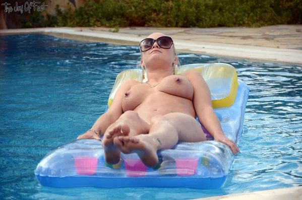Natural blonde Kelly Fox lays on an air mattress wearing sunglasses only  - Pool, BBW, Feet, Big Tits, Outdoor, Chubby, Curvy, Glasses, Thick, Spreading  - Photo 3