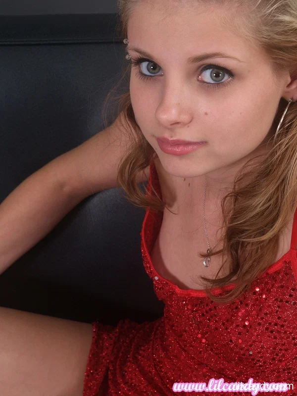 Pretty babe Lil Candy flashes a pantyless upskirt showing her bald pussy  - Solo, Babe, Upskirt, Skirt, Blonde, Beautiful, Feet, Pussy, Legs, Pornstar  - Photo 7