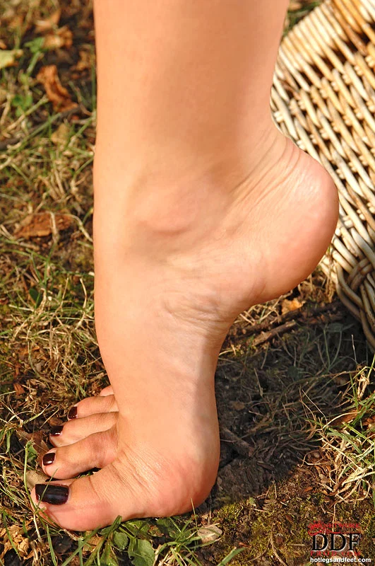Hot brunette Jelena Jensen frees her pretty feet from flip flops in the nude  - Feet, Glasses, Babe, Big Tits, MILF, Legs, Spreading, Tall, Ass, Natural Tits  - Photo 8