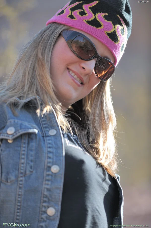 Naughty amateur Madison shows her hard nipples & pink pussy outdoors  - Jeans, Secretary, MILF, Amateur, Blonde, Spreading, Ass, Close Up, Clothed, Outdoor  - Photo 4