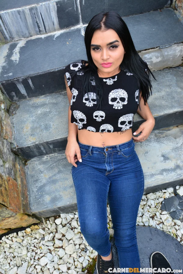 Latina slut Julia Cruz sucks off 2 guys she met at the vegetable market  - Latina, Amateur, Threesome, Tattoo, Outdoor, Blowjob, Pussy, Big Tits, Spreading, Short Hair  - Photo 4