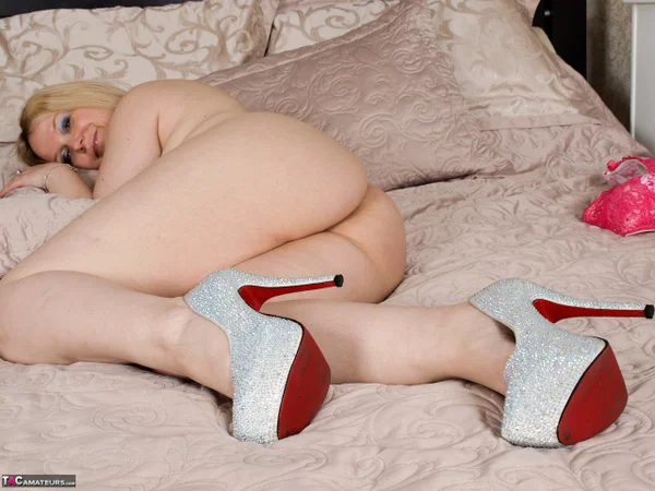 Thick UK blonde Sindy Bust gets naked on her bed in high-heeled shoes  - Thick, Chubby, Amateur, BBW, Curvy, MILF, Glasses, Leather, Pussy, Ass  - Photo 16