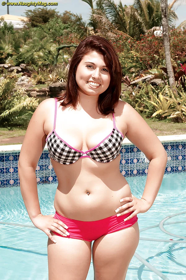 Amateur fatty Kalie Cruise shows her lovely face and hot body  - Shorts, BBW, Outdoor, Chubby, Big Tits, Thick, Pool, Amateur, Saggy Tits, Curvy  - Photo 1