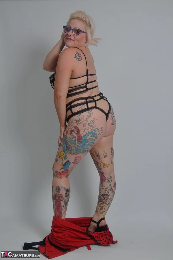 Tattooed blonde Mollie Foxxx removes her dress while wearing glasses  - Mature, Chubby, Thick, Curvy, Lingerie, Glasses, British, Redhead, BBW, Tattoo  - Photo 12