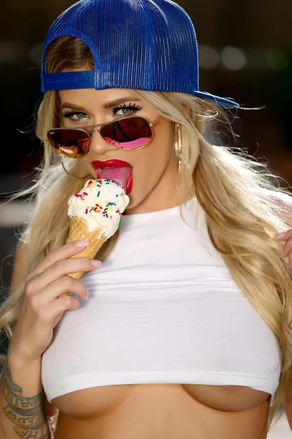 Naughty blonde Jessa Rhodes shows her big tits with puffy nipples outdoors  - Natural Tits, Big Tits, MILF, Socks, Tall, White, Outdoor, Panties, Gym, Beautiful  - Photo 3
